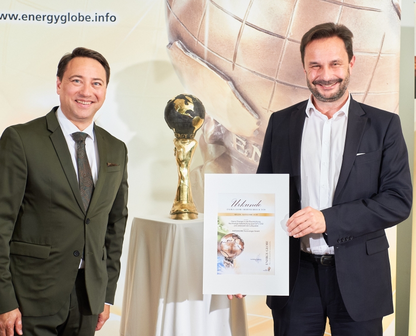 Landeshauptmann-Stv. Manfred Haimbuchner gratulierte Christian Lindner, CEO INFRANORM® Technologie GmbH, zum Energy Globe Oberösterreich in der Kategorie Luft. Dieser wurde dem Unternehmen für das ökonomisch und ökologisch nachhaltige System Smart Hall Cooling verliehen.